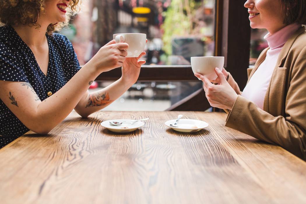 Femme buvant du café